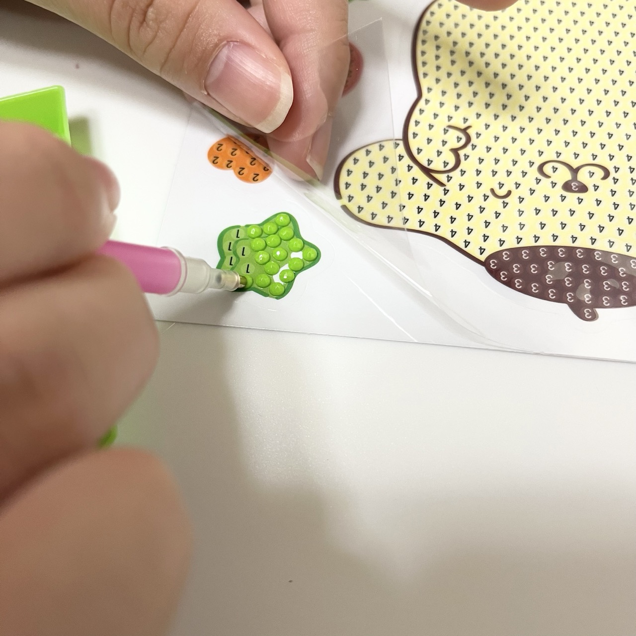 ビーズアートシール②制作中の様子