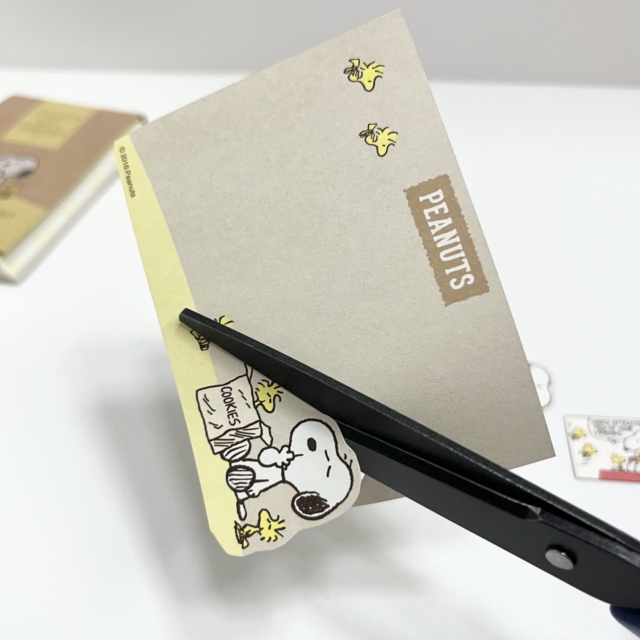 メモ用紙からシールにしたい絵柄をはさみで切り出す