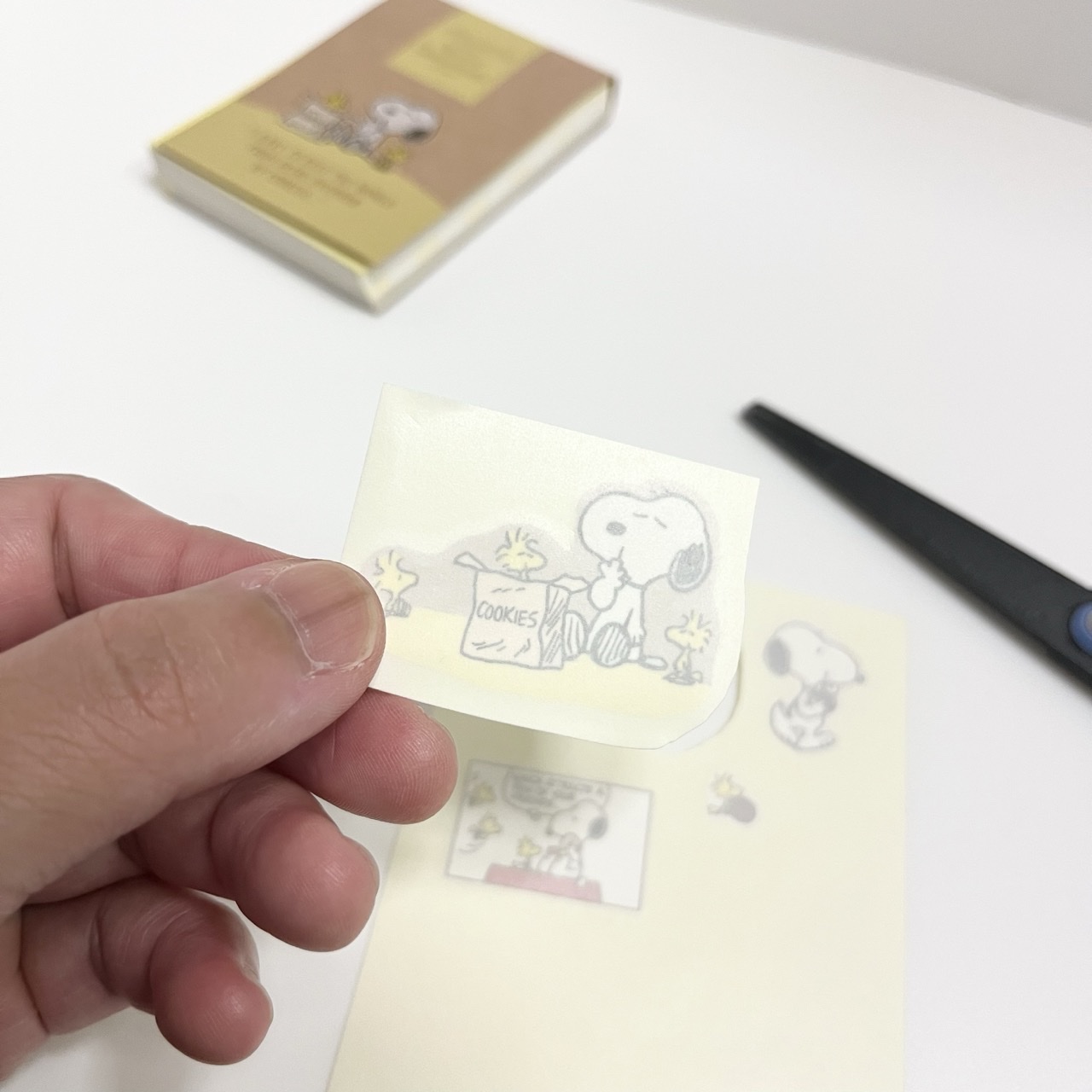 剥離紙で挟んだまま絵柄を1つ分切り分ける