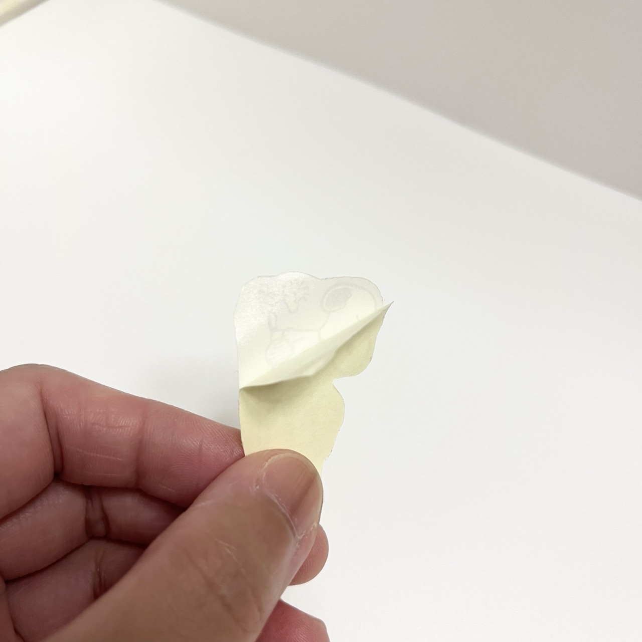 完成したフレークシールの黄色い剥離紙をはがす