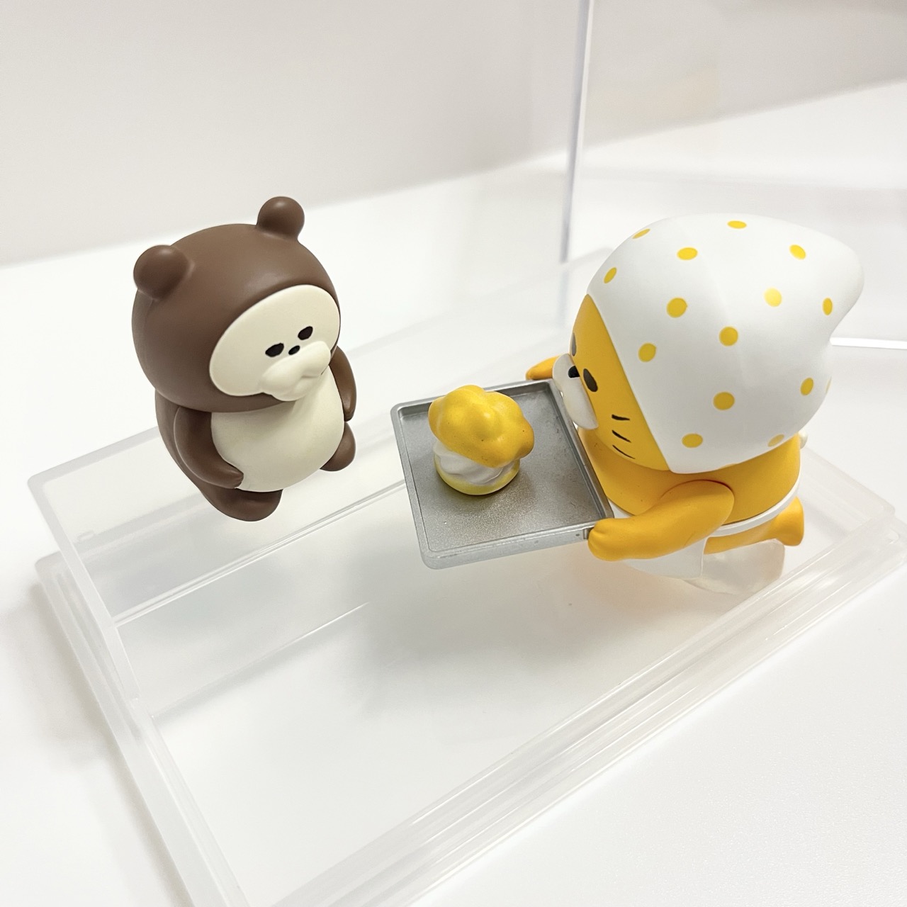 ミニフィギュアディスプレイケースにマスコットを並べたところ
