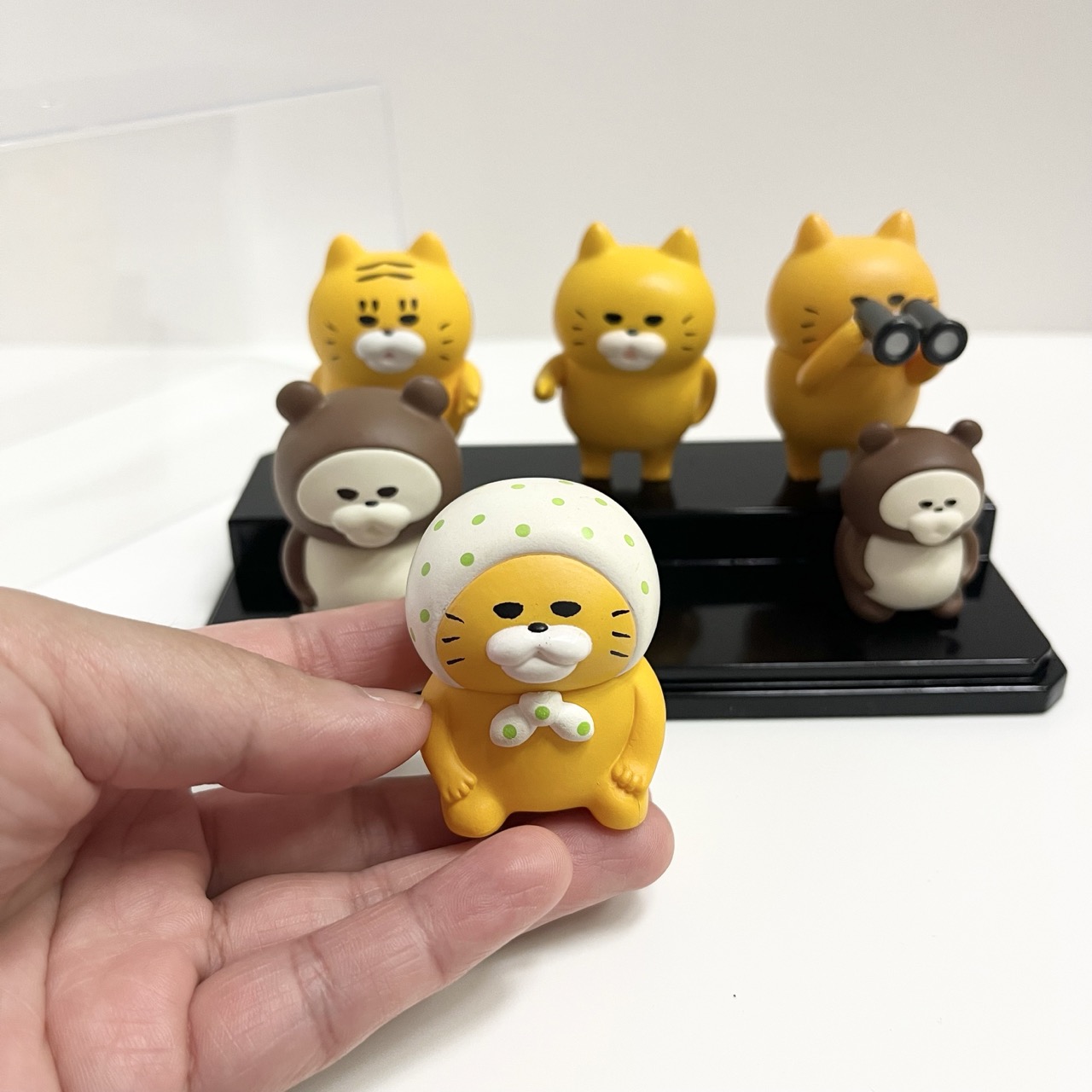 ひな壇ディスプレイのマスコットを手に持ったサイズ感