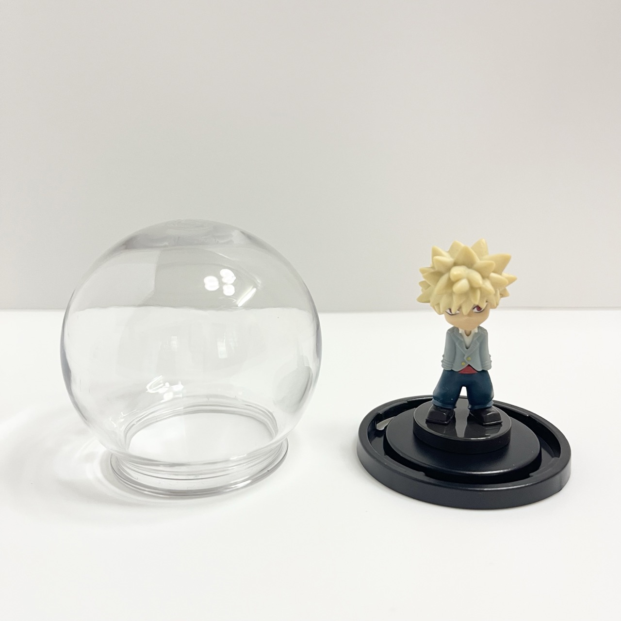ディスプレイドームの台座にフィギュアをのせたところ