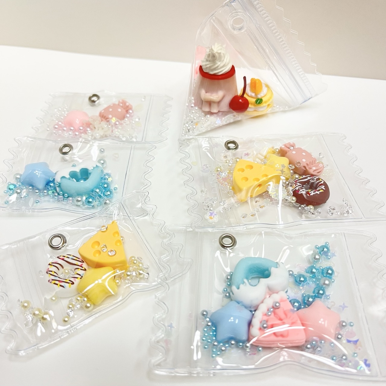 セリアのキャンディーバッグにデコパーツを詰めた完成品6個