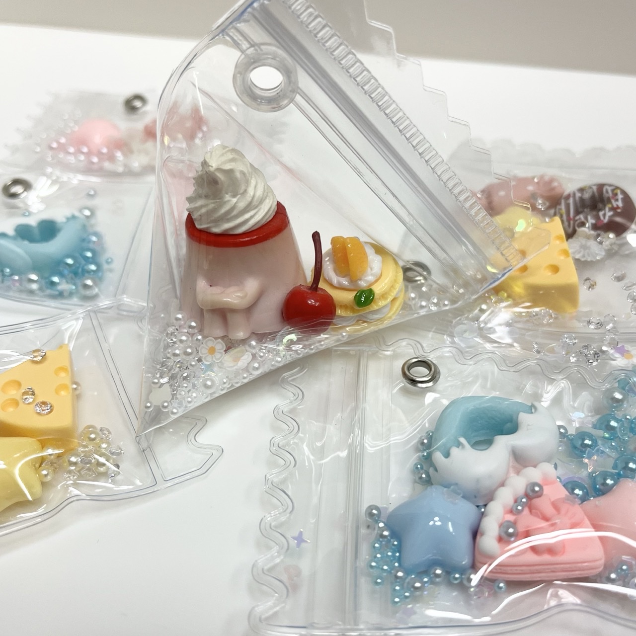 セリアのキャンディーバッグ テトラ型にデコパーツを詰めた完成品