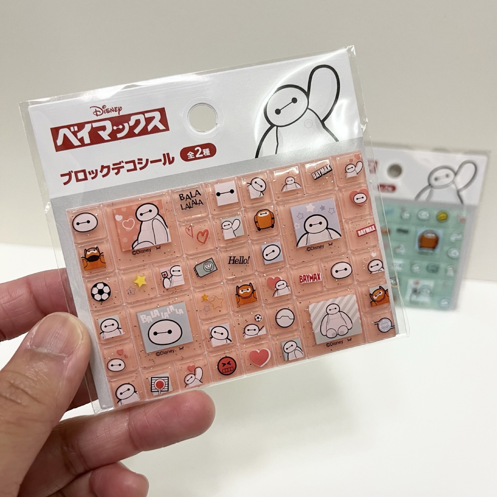 ベイマックス ブロックデコシール オレンジ系を手に持ったアップ
