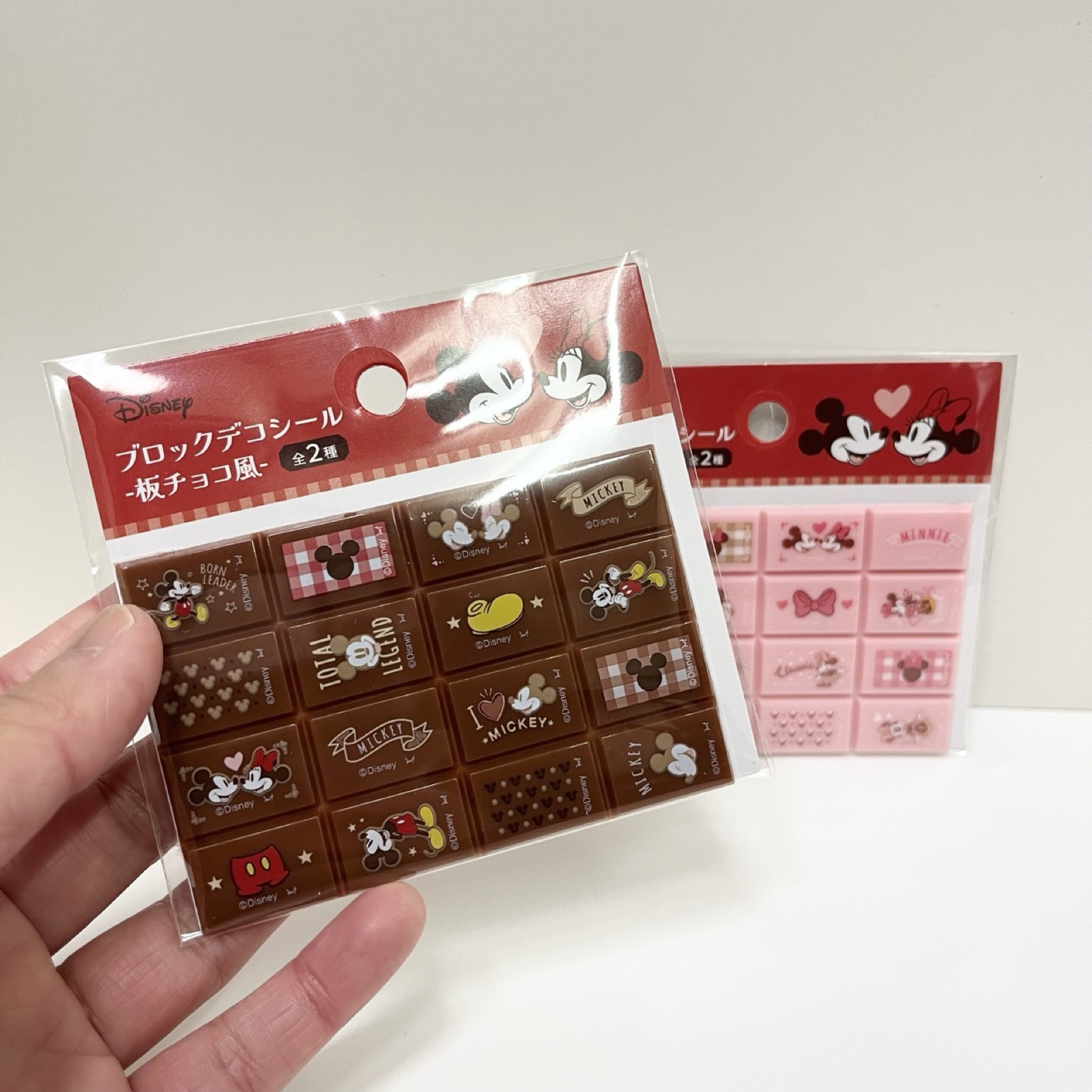 ミッキー&ミニー 板チョコ風ブロックデコシール ブラウンのアップ