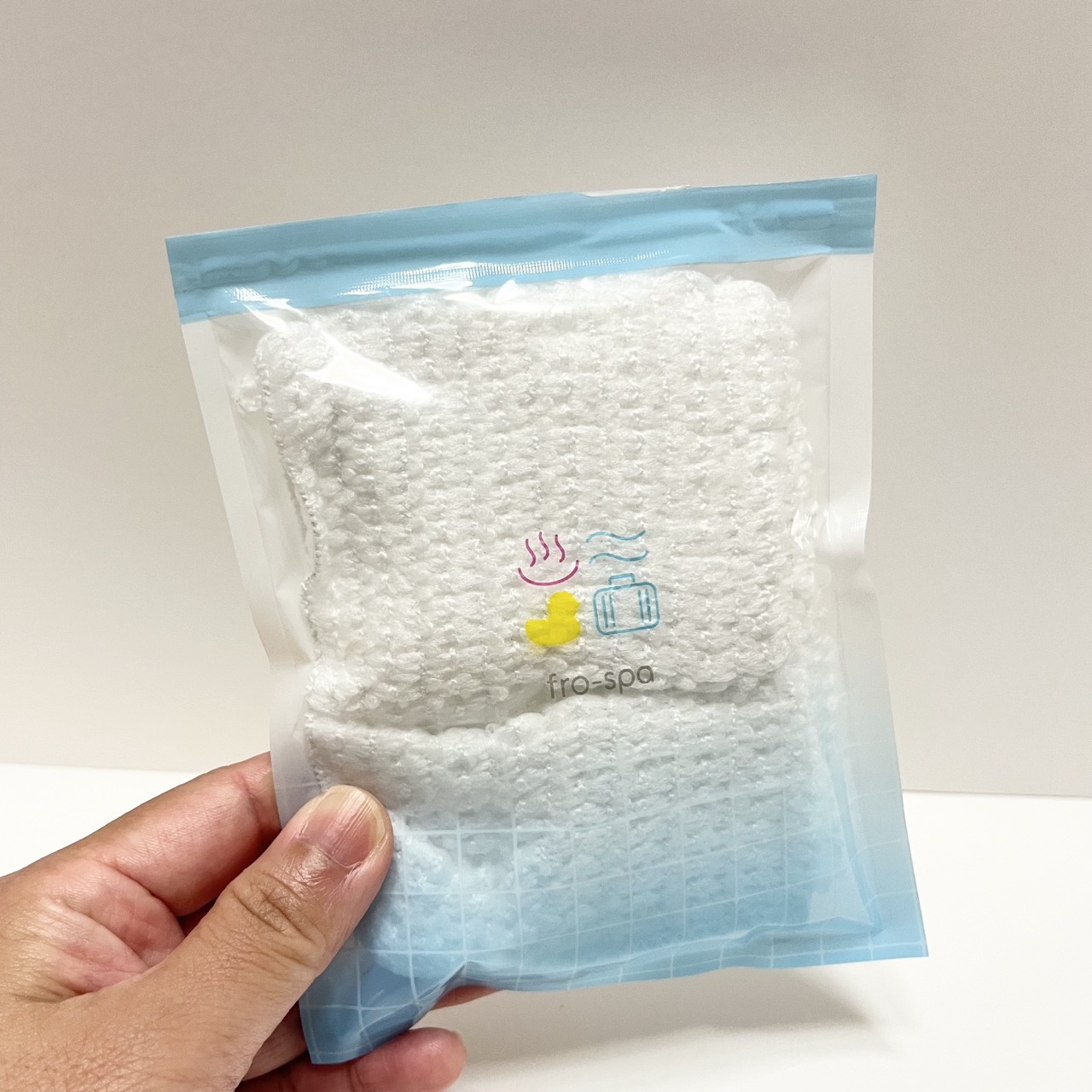 コンパクトボディタオルをジップ袋に入れたところ