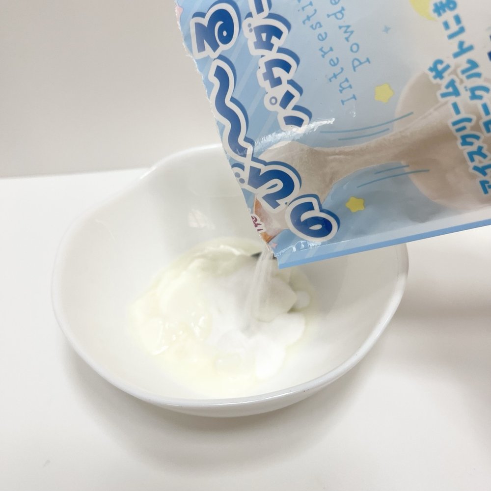 ヨーグルトにのび〜るパウダーを入れる