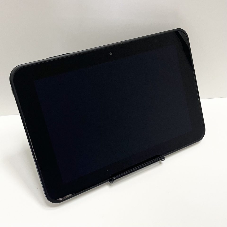 セリア ワイヤータブレットスタンドにスマイルゼミのタブレットを置いたところ